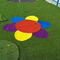 Kindergarten-Spielplatz-Regenbogen scherzt roten Rasen im Freien