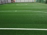 Weiches grünes Fußball-Chemiefasergewebe bedecken 50mm Höhen-künstliches Gras für Fußballplatz mit Gras
