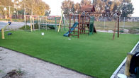 Bequemes grünes weiches künstliches synthetisches Gras für Kindergarten