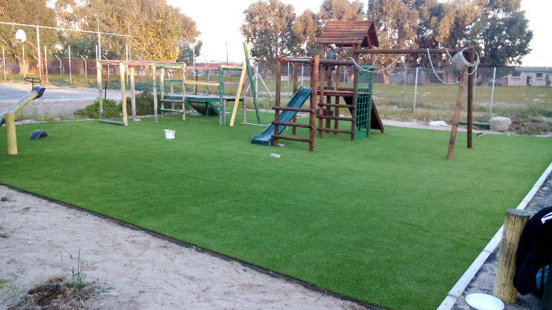 Bequemes grünes weiches künstliches synthetisches Gras für Kindergarten