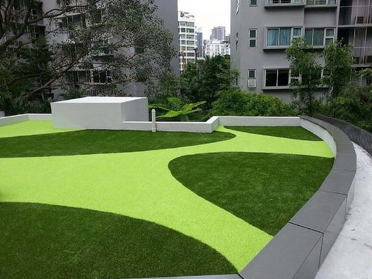 Umweltfreundliches äußeres Dach-künstliches Gras auf Beton